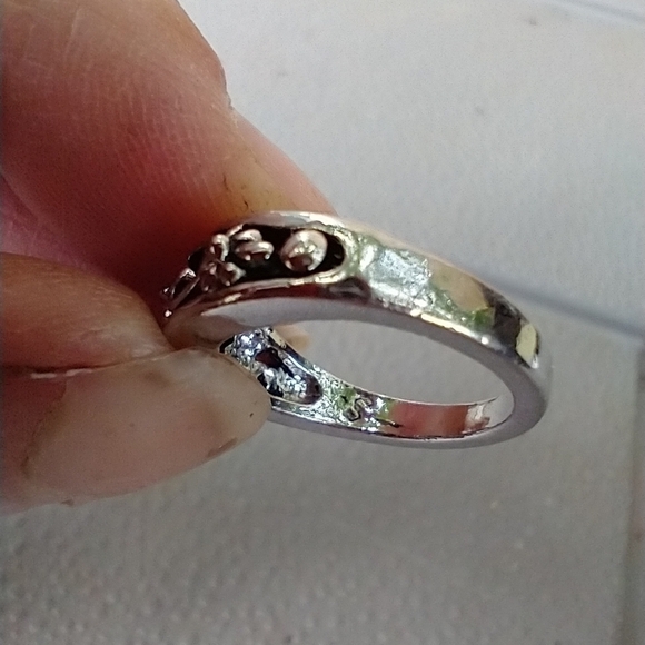 Women's marked S floral ring. - Picture 6 of 6